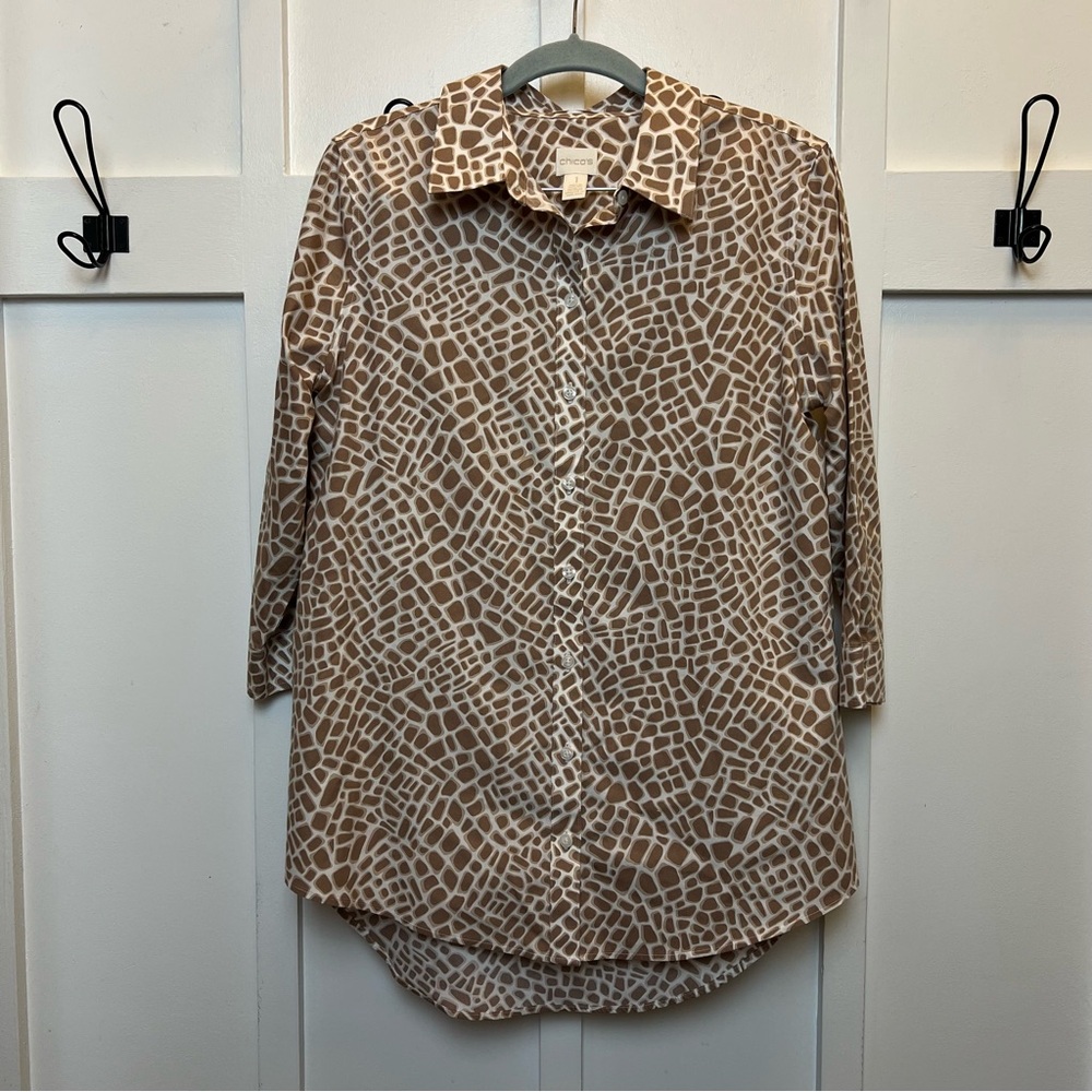 Chicos Size 1 (Medium) No Iron Animal Print Button Down Top Shirt 100% Cotton